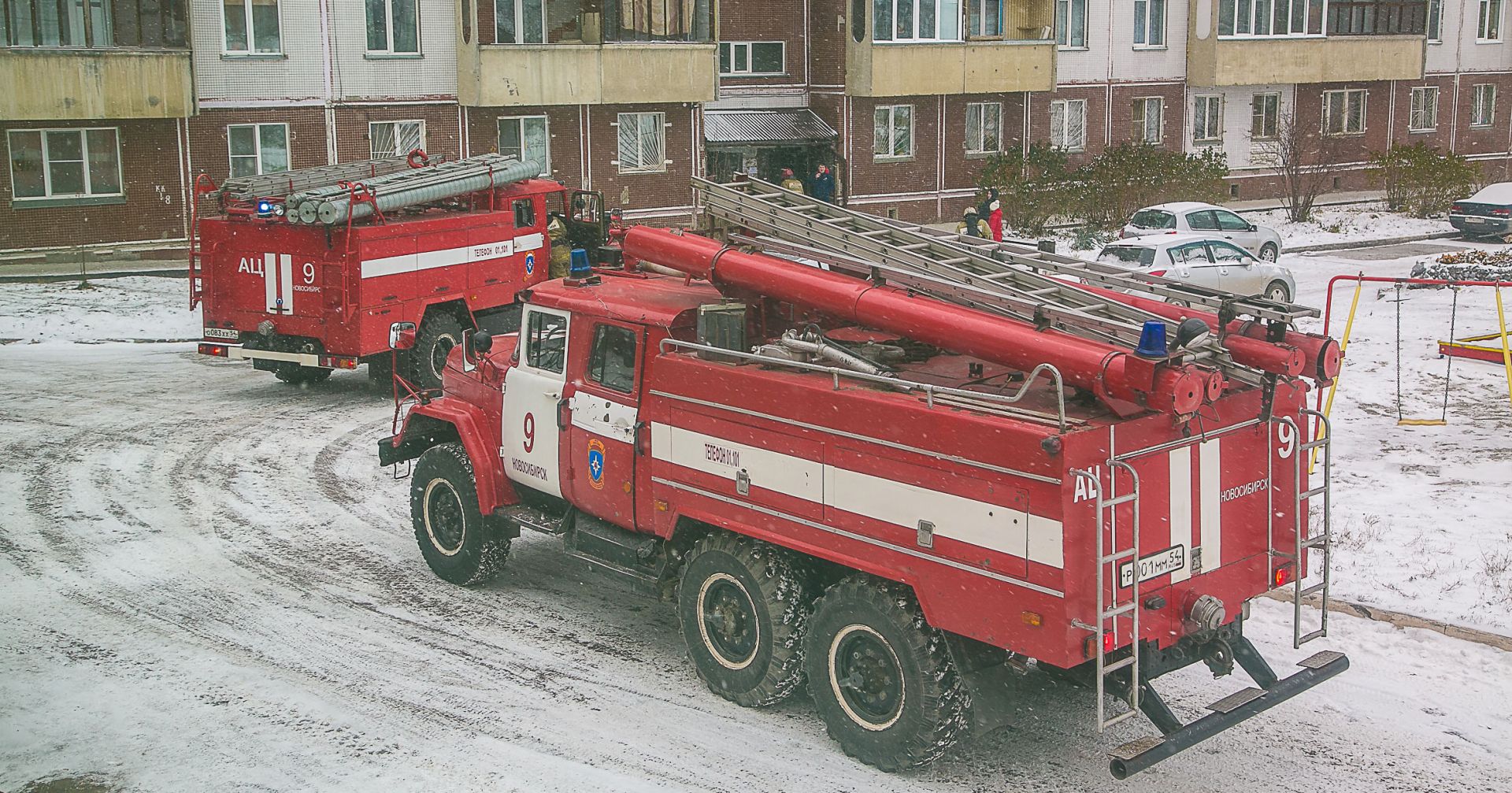 Новосибирские пожарные вытащили человека из окна горящего дома | Ведомости  законодательного собрания НСО